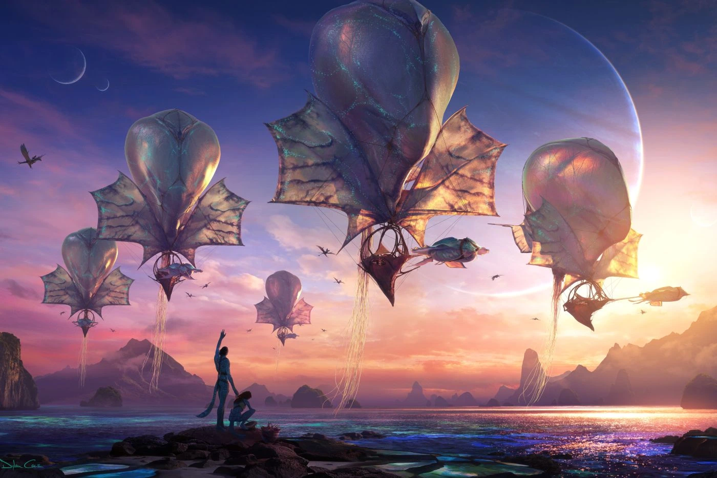 Mehrere große, ballonartige Flugobjekte mit organisch anmutenden, fächerförmigen Flügeln schweben über einer Küstenlandschaft bei Sonnenuntergang. Die Flugobjekte haben eine glatte, glänzende Oberfläche und sind mit langen, fadenartigen Anhängseln versehen. Am Boden stehen zwei Personen auf felsigem Untergrund nahe dem Wasser, während ein Vogel am Himmel fliegt. Im Hintergrund sind Berge und ein großer, halb sichtbarer Planet am Himmel zu sehen. [erstellt mit KI]