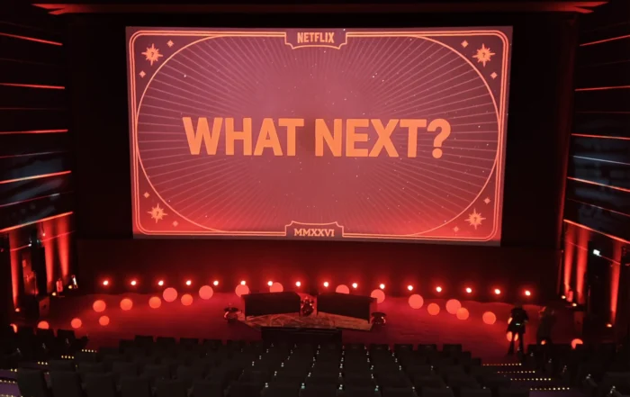 Blick in einen Kinosaal mit großer Leinwand und der Aufschrift „What Next?“ während der Netflix-Programmvorstellung in Berlin.