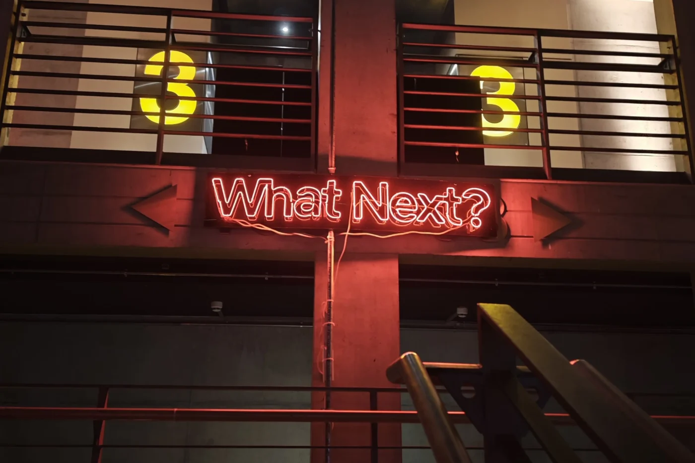 Neon-Schriftzug „What Next?“ bei der Netflix-Präsentation in Berlin, bei der neue Serien, Filme und Reality-Formate angekündigt wurden.