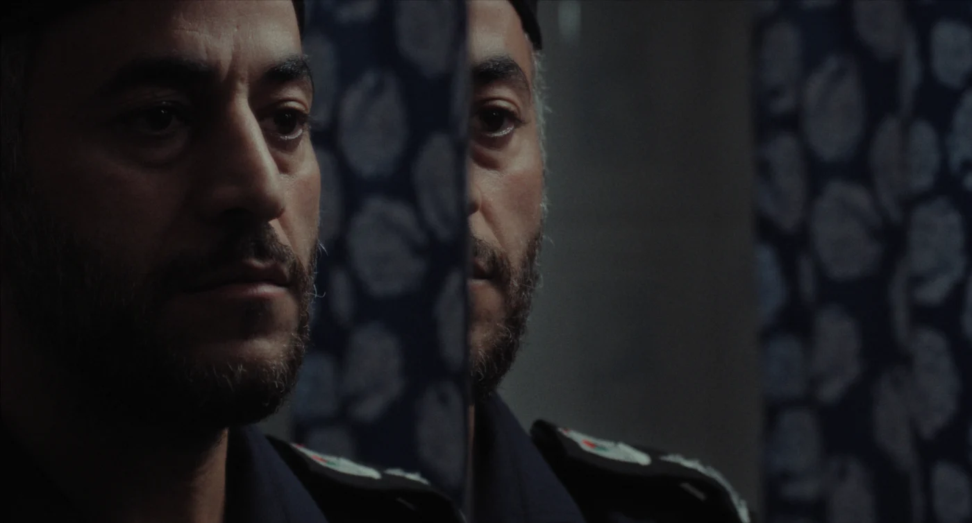 Das Gesicht eines Mannes spiegelt sich in einem Spiegel