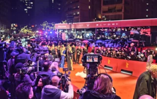Roter Teppich der Berlinale 2026 am Berlinale Palast: Kamerateams, Fotografen und internationale Gäste.
