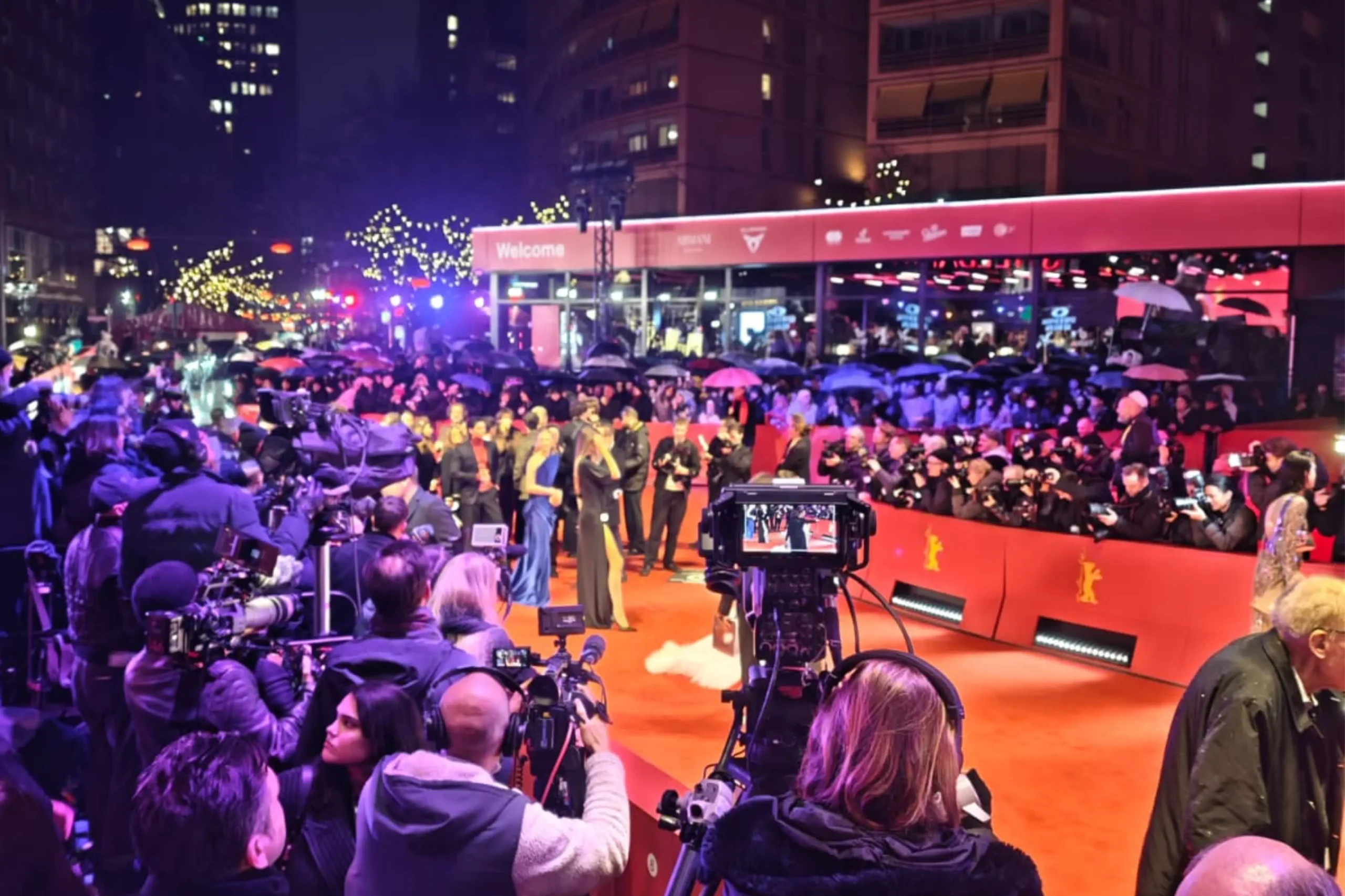 Roter Teppich der Berlinale 2026 am Berlinale Palast: Kamerateams, Fotografen und internationale Gäste.