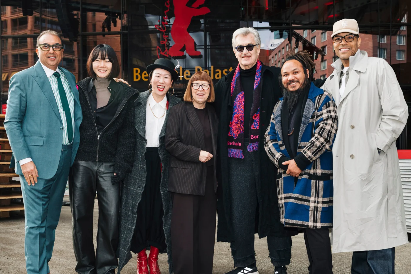 Internationale Jury der Berlinale 2026 vor dem Berlinale Palast in Berlin mit Jurypräsident Wim Wenders.