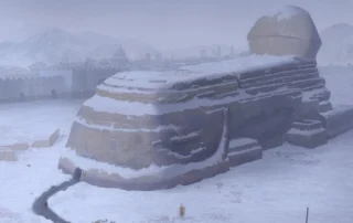 Szenenbild Light Pillar: Ein Sphinx-ähnlicher Kulissenbau steht mit dem Rücken zur Kamera und ist von Schnee bedeckt, um ihn herum sind weitere eingeschneite Kulissen zu erkennen