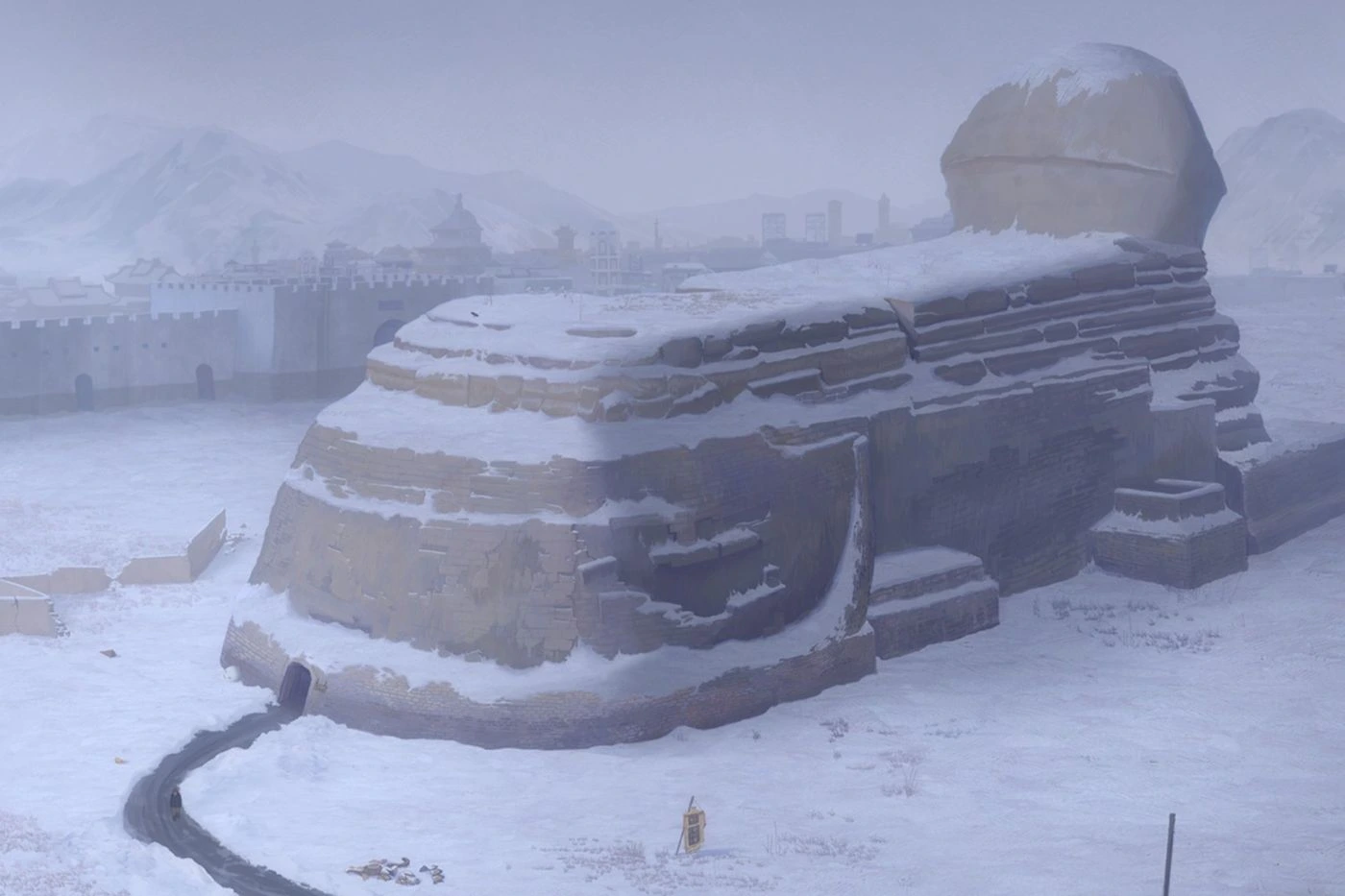 Szenenbild Light Pillar: Ein Sphinx-ähnlicher Kulissenbau steht mit dem Rücken zur Kamera und ist von Schnee bedeckt, um ihn herum sind weitere eingeschneite Kulissen zu erkennen