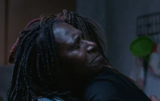 Szenenbild aus dem Film "Our Secret": Zwei Personen umarmen sich nachts in einer Küche.