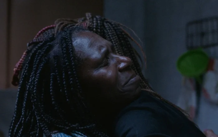 Szenenbild aus dem Film "Our Secret": Zwei Personen umarmen sich nachts in einer Küche.