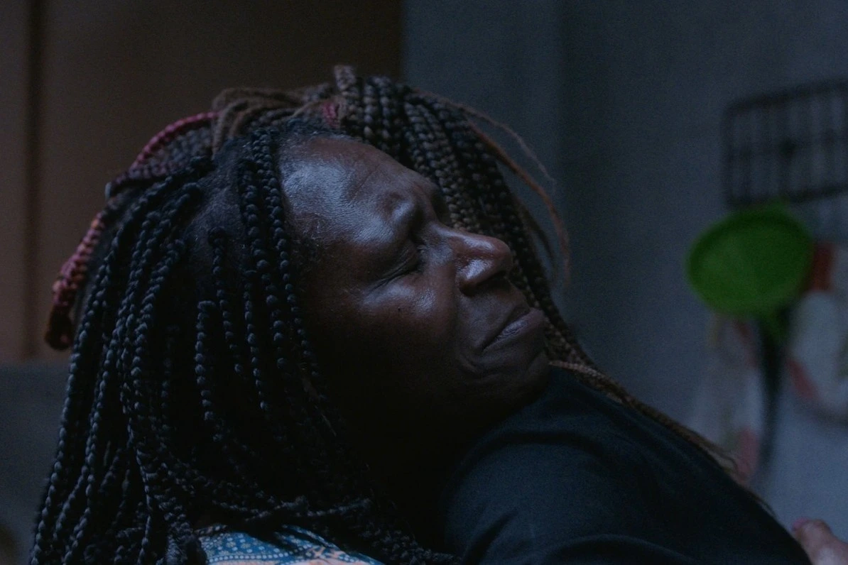 Szenenbild aus dem Film "Our Secret": Zwei Personen umarmen sich nachts in einer Küche.