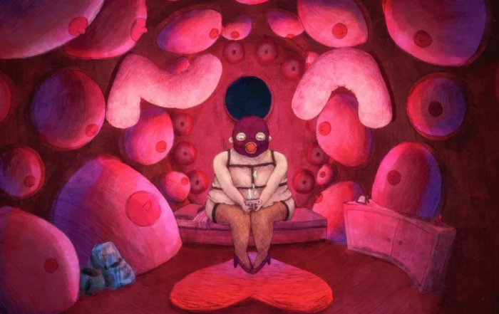 Szenenbild von Cosmonauts: Eine animierte Figur mit nacktem Oberkörper und Maske sitzt mit verschränkten Armen und Beinen auf einem herzförmigen Teppich in einem Raum mit organisch geformten, rosa-roten Wänden. Die Wände sind von zahlreichen runden und ovalen Formen mit dunklen Kreisen durchzogen. Links liegt ein blau gemustertes Kleidungsstück, rechts steht eine rechteckige Kiste. Die Szene ist in kräftigen Rot- und Rosatönen gehalten. [erstellt mit KI]