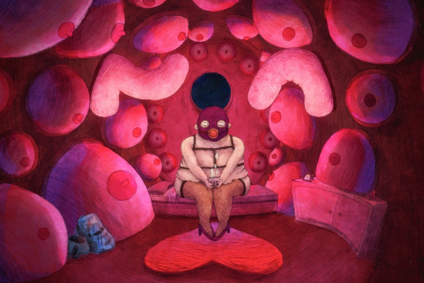 Szenenbild von Cosmonauts: Eine animierte Figur mit nacktem Oberkörper und Maske sitzt mit verschränkten Armen und Beinen auf einem herzförmigen Teppich in einem Raum mit organisch geformten, rosa-roten Wänden. Die Wände sind von zahlreichen runden und ovalen Formen mit dunklen Kreisen durchzogen. Links liegt ein blau gemustertes Kleidungsstück, rechts steht eine rechteckige Kiste. Die Szene ist in kräftigen Rot- und Rosatönen gehalten. [erstellt mit KI]