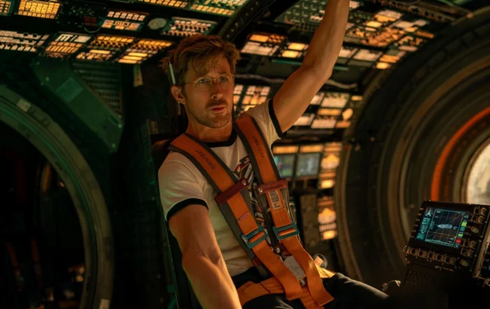 Szenenbild aus "Der Astronaut - Project Hail Mary": Ein Astronaut innerhalb des Cockpits einer Rakete. Um ihn herum blinken viele Lichter.