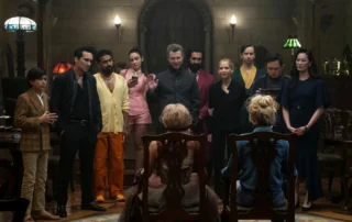 Szenenbild aus Ready or Not 2: Here I Come: Vor einer Gruppe von Menschen sitzen zwei Personen an einen Stuhl gefesselt.