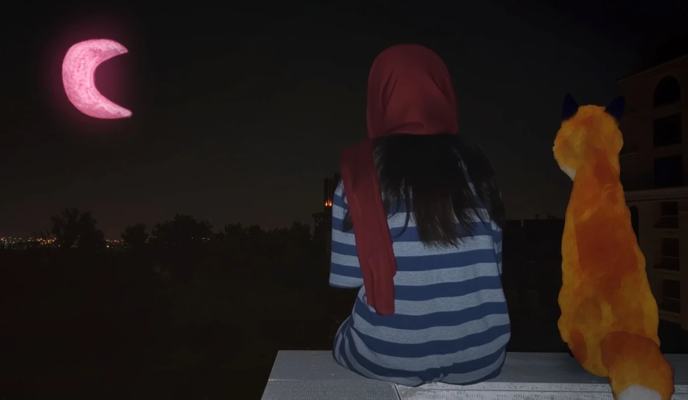 Eine junge Frau sitzt bei Nacht mit dem Rücken zur Kamera. Ein pinker Mond steht am Himmel, rechts neben ihr sitzt ein animierter Fuchs.